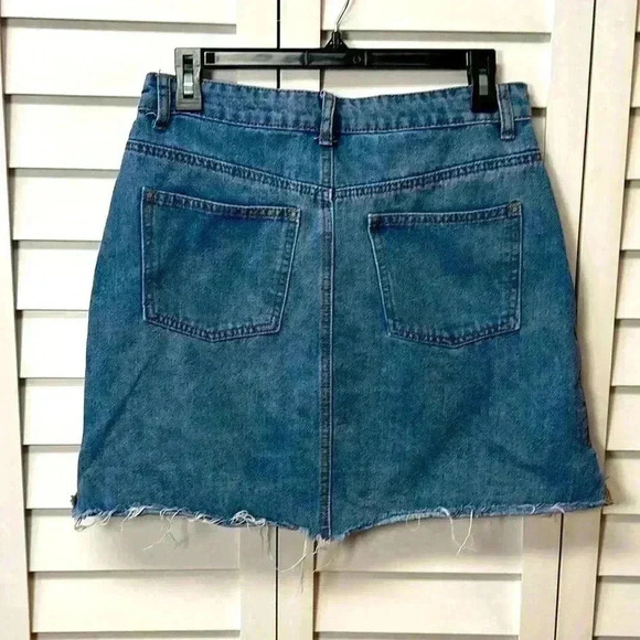 Miami Medium Wash Raw Hem Mini Skirt Size Medium - Picture 6 of 7